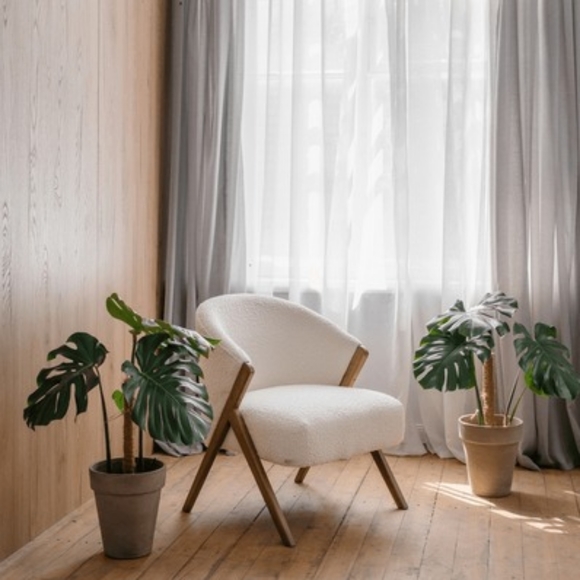 Meet your Posher, Demi - Picture 1 of 1